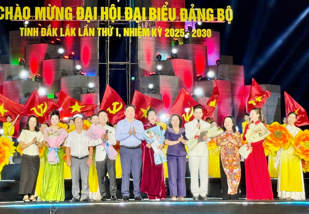 Phó Bí thư Thường trực Tỉnh ủy Cao Thị Hòa An cùng các đại biểu tặng hoa chúc mừng và động viên các nghệ sĩ, ê kíp thực hiện chương trình.